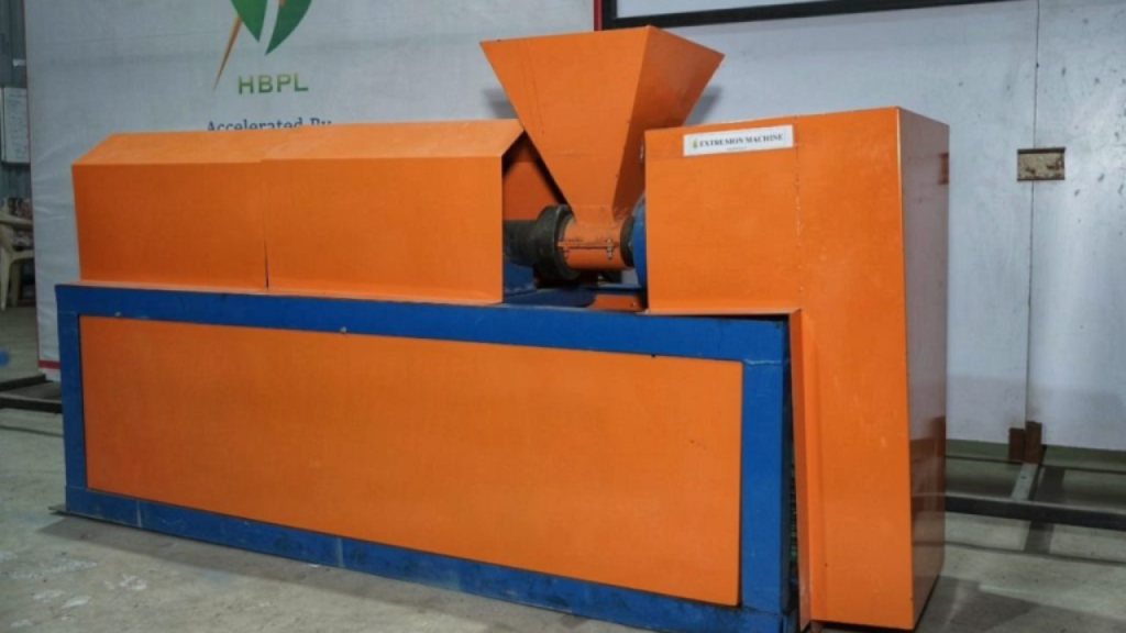 Plastic extrusion machine for waste recycling